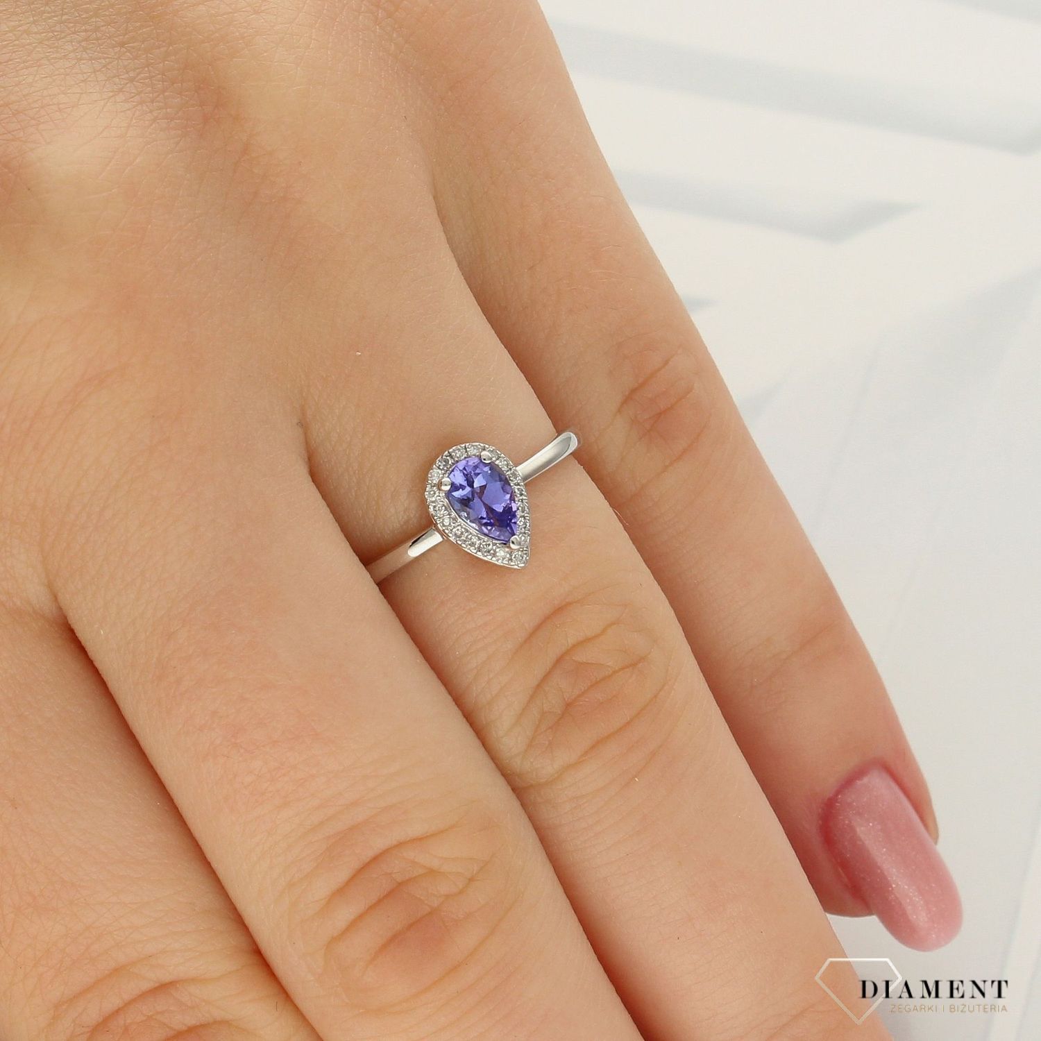 Pierścionek złoty DIAMENT białe złoto, tanzanit i diamenty. Pierścionki zaręczynowe. Piękny pierścionek ozdobiony brylantami. Klasyka w najlepszym wydaniu. 43857RTZD1B.jpg